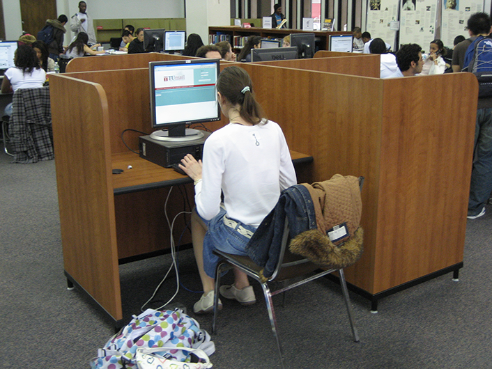 Estudiante trabajando en una computadora de escritorio en Paley Library