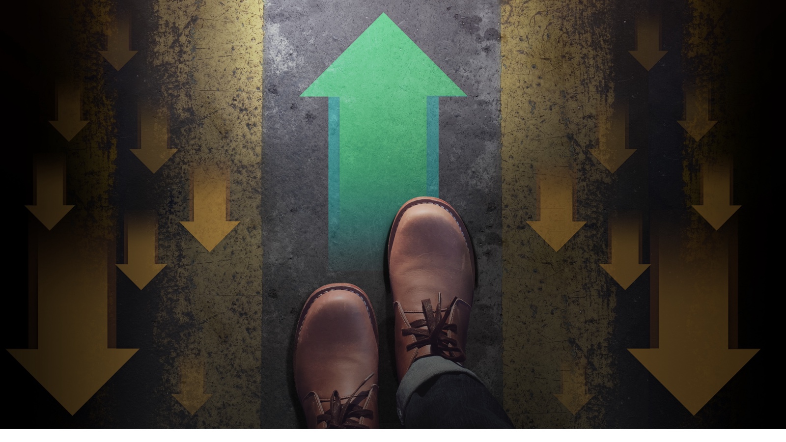 feet standing on a green arrow pointing forward. On both sides are many yellow arrows pointing the opposite direction.