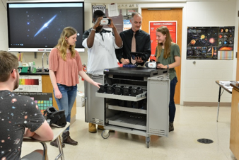 photo of students and teacher gathered around VR30 Device Cart